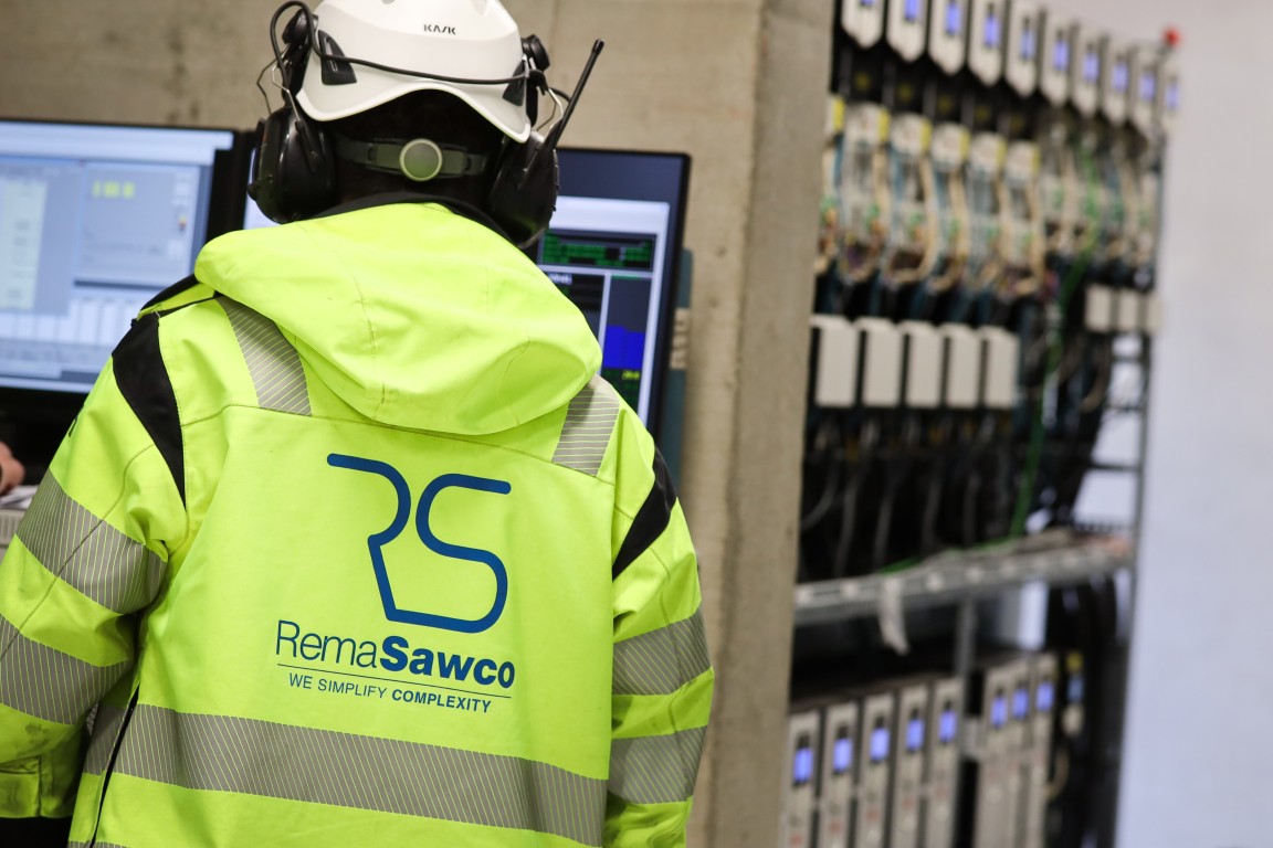 Bilden visar en servicetekniker från RemaSawco